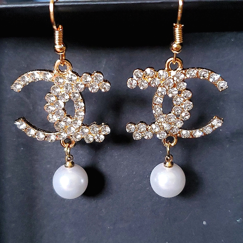 Beautiful earrings with a white pearl